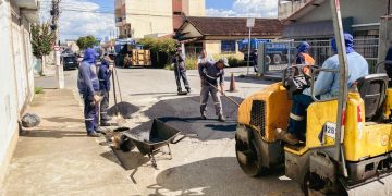 Prefeitura de Pouso Alegre realiza operação tapa-buracos e limpeza da cidade
