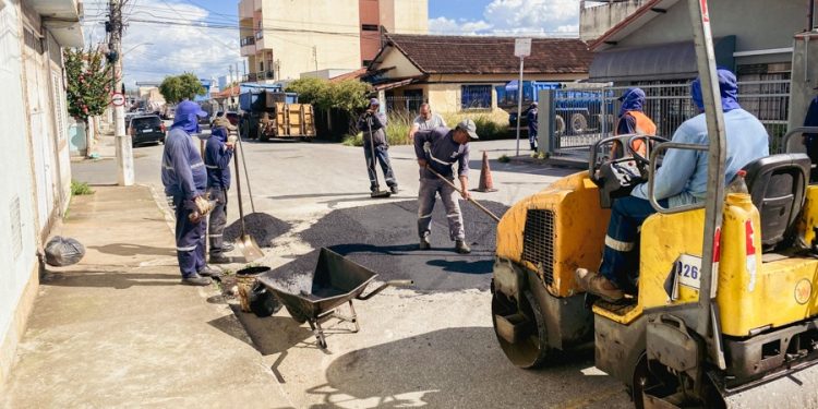 Prefeitura de Pouso Alegre realiza operação tapa-buracos e limpeza da cidade