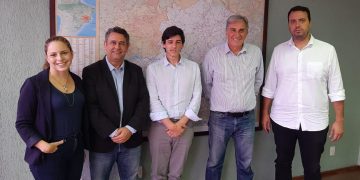 Dr. Paulo e Rafael Simões vão até o DER em busca de solução emergencial para a BR-459