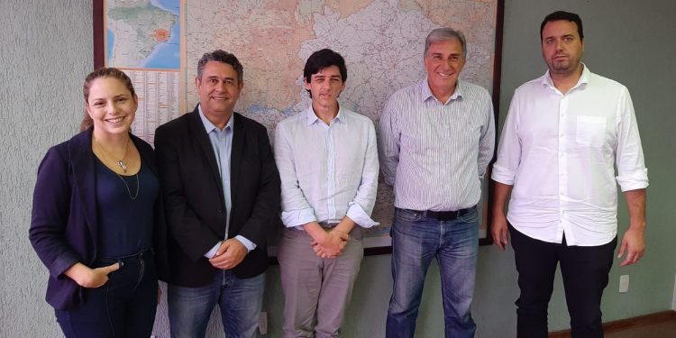 Dr. Paulo e Rafael Simões vão até o DER em busca de solução emergencial para a BR-459