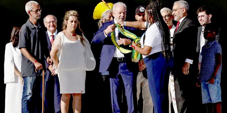 Lula é empossado presidente do Brasil e oficializa um retrocesso de 20 anos