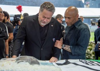 Presidente do São Paulo F. C, Julio Caseres, se emociona ao despedir-se do Rei Pelé