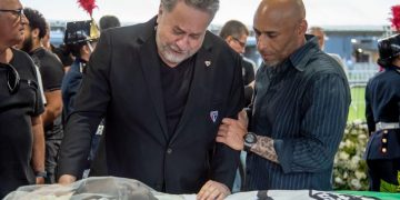 Presidente do São Paulo F. C, Julio Caseres, se emociona ao despedir-se do Rei Pelé