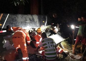 Ônibus com time de futebol cai de ponte e deixa quatro mortos em MG