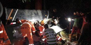 Ônibus com time de futebol cai de ponte e deixa quatro mortos em MG