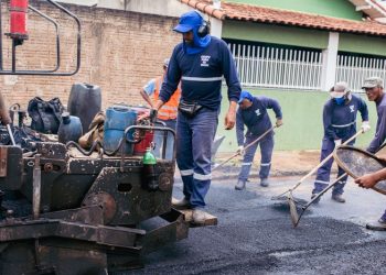 Prefeitura de Pouso Alegre realiza pavimentação asfáltica próximo à Escola Reis Magos