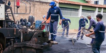 Prefeitura de Pouso Alegre realiza pavimentação asfáltica próximo à Escola Reis Magos