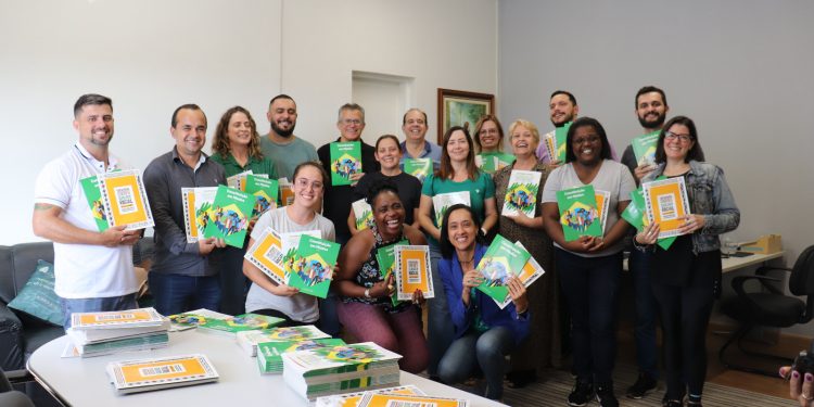 Câmara de Pouso Alegre entrega mais de 2 mil livros nas escolas do município
