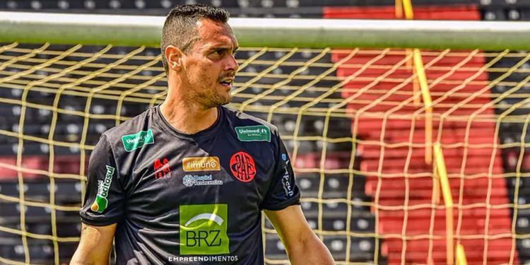 Pouso Alegre contesta e repudia torcedor que hostilizou esposa do goleiro Cairo