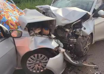 Idosa morre em batida frontal entre 2 carros no trecho entre Alfenas e Areado