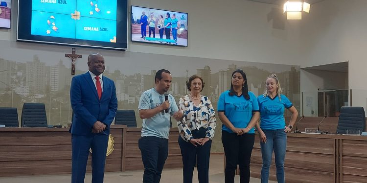 Profissionais da saúde, educadores e pais de autistas se reúnem em encontro da “Semana Azul”