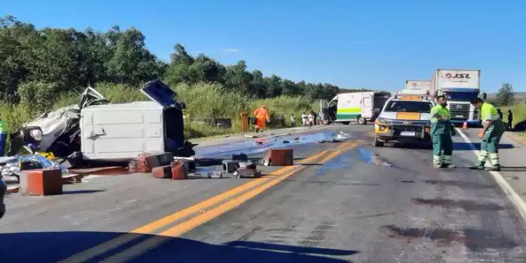 Acidente em Minas mata mulher e criança de 3 anos em MGC -135