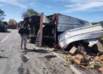 Em Pouso Alegre carreta tomba na Fernão Dias, saqueadores são presos pela PRF