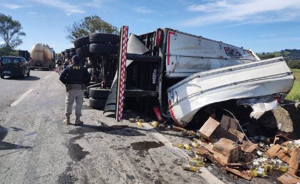 Em Pouso Alegre carreta tomba na Fernão Dias, saqueadores são presos pela PRF