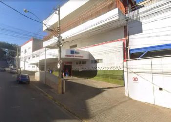 Mulher dopada por medicamentos esfaqueia filha de 3 anos por causa de choro e é presa em Itajubá/MG