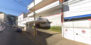 Mulher dopada por medicamentos esfaqueia filha de 3 anos por causa de choro e é presa em Itajubá/MG