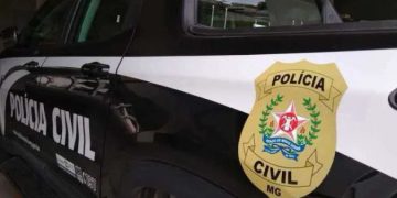 Homem na casa do amigo, descobre traição com namorada e o mata