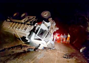 Caminhão de obras para recuperação da BR-459 em Senador cai em ribanceira