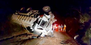 Caminhão de obras para recuperação da BR-459 em Senador cai em ribanceira