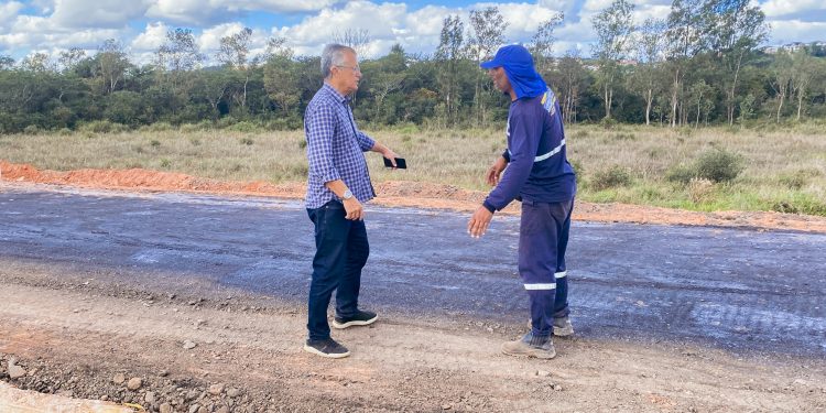 Construção de ciclovia é iniciada na Via Faisqueira, prefeito Dimas visita obras