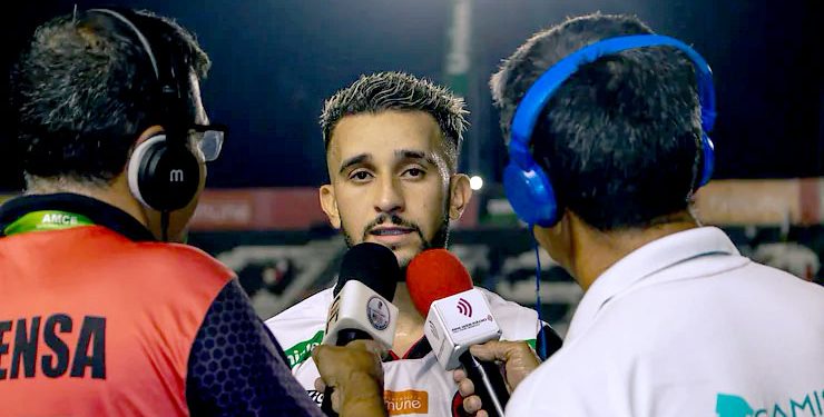 Gol cinematográfico de Vinícius Boff garantiu a vitória do Pouso Alegre em Casa