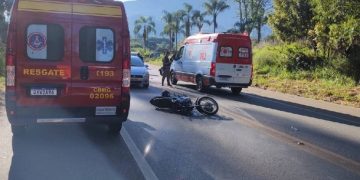 Acidente na BR-459 deixa casal ferido após colisão de moto com automóvel