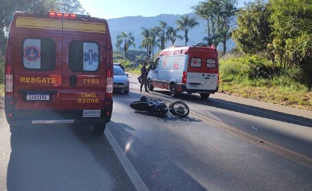 Acidente na BR-459 deixa casal ferido após colisão de moto com automóvel