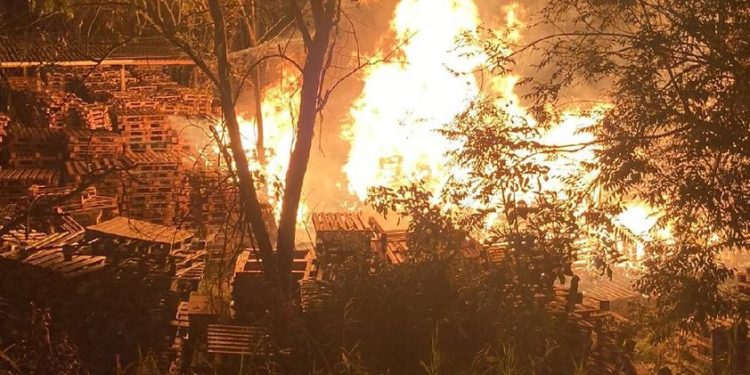 Em Pouso Alegre Bombeiros apagam incêndio em depósito de paletes na MG-290