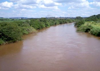 Bombeiros procuram corpo que teria caído no Rio Sapucaí após caiaque virar