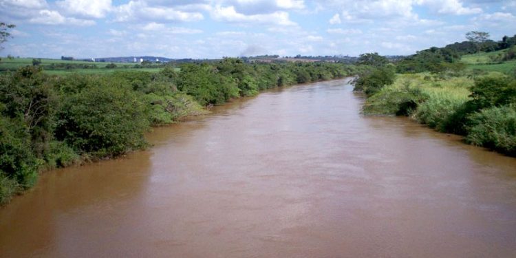 Bombeiros procuram corpo que teria caído no Rio Sapucaí após caiaque virar