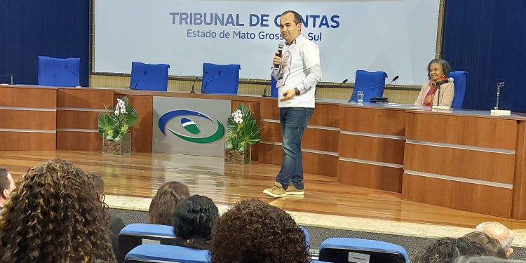 Leandro Morais faz palestra sobre a importância das Escolas do Legislativo em encontro nacional