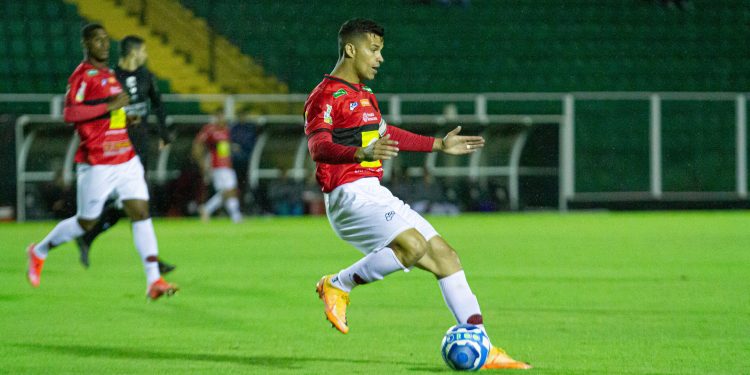 Pouso Alegre F. C. vira o jogo e sobe na tabela saindo do Z4