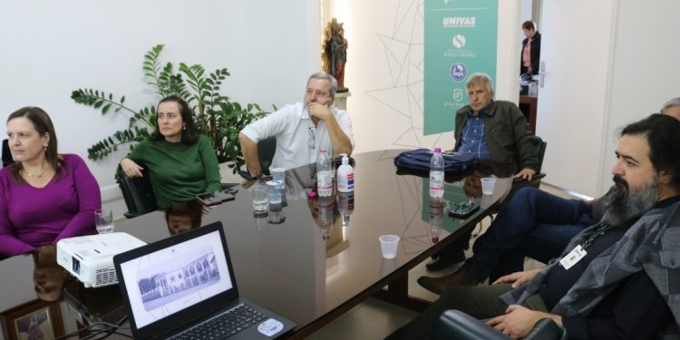 Representantes da empresa Biolab Farma visitam a FUVS