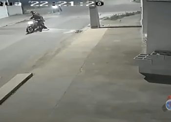 Moto sendo roubada em Pouso Alegre é flagrada por câmera de segurança