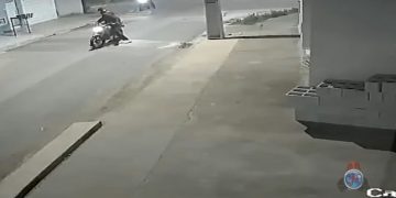 Moto sendo roubada em Pouso Alegre é flagrada por câmera de segurança