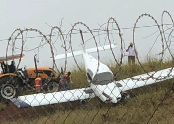 No aeroporto de Pouso Alegre aeronave sai da pista e cai