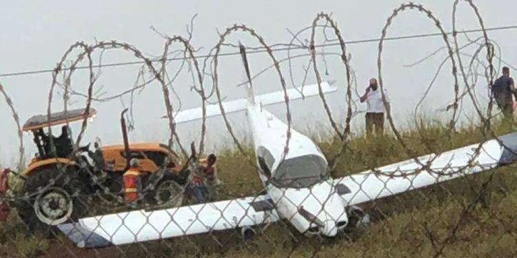 No aeroporto de Pouso Alegre aeronave sai da pista e cai