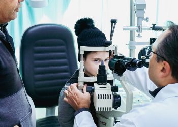 Em Pouso Alegre consultas e exames oftalmológicos são levados para dentro das escolas