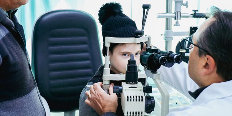 Em Pouso Alegre consultas e exames oftalmológicos são levados para dentro das escolas