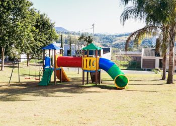 Prefeitura de Pouso Alegre instala novos playgrounds infantis pela cidade