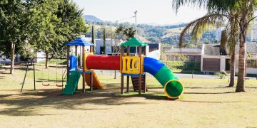 Prefeitura de Pouso Alegre instala novos playgrounds infantis pela cidade