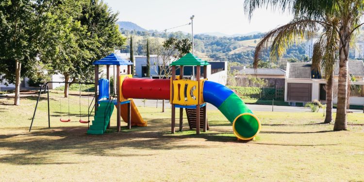 Prefeitura de Pouso Alegre instala novos playgrounds infantis pela cidade