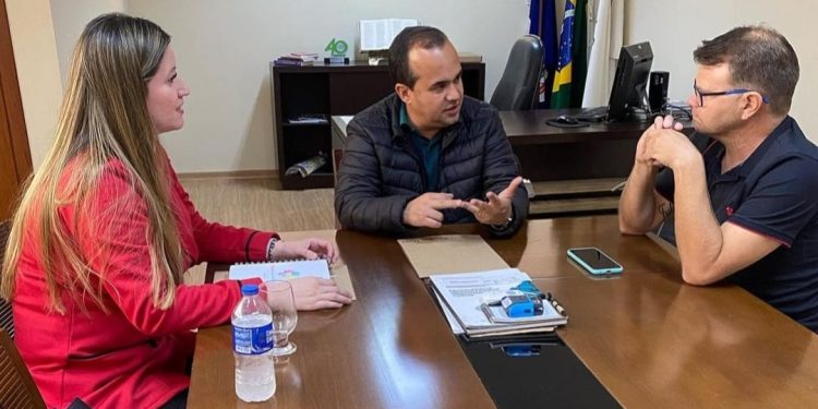 Câmara de Pouso Alegre recebe profissional que trabalha no acompanhamento de autistas