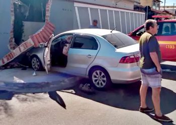 Em Pouso Alegre Idoso atinge com seu carro vários veículos estacionados e muro de residência