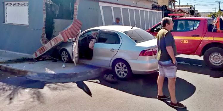 Em Pouso Alegre Idoso atinge com seu carro vários veículos estacionados e muro de residência