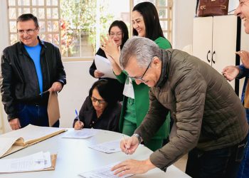 Prefeito de Pouso Alegre entrega documentação de imóveis para famílias