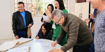 Prefeito de Pouso Alegre entrega documentação de imóveis para famílias