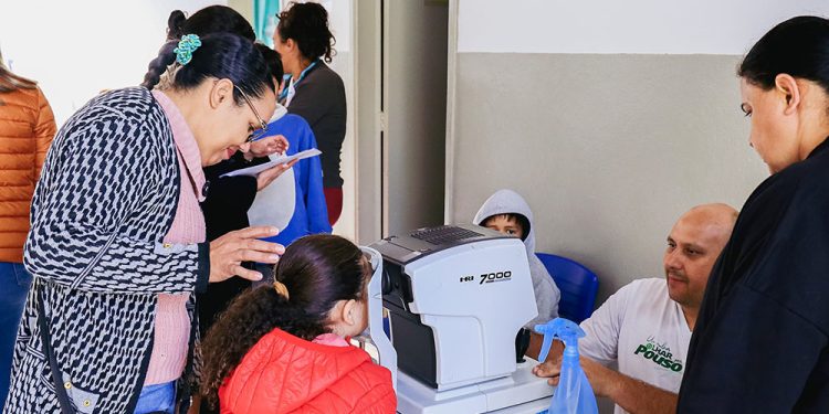 Em Pouso Alegre consultas e exames oftalmológicos são levados para dentro das escolas