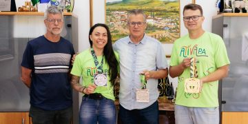 Pouso-alegrense vice-campeã mundial de jiu-jitsu visita Prefeitura