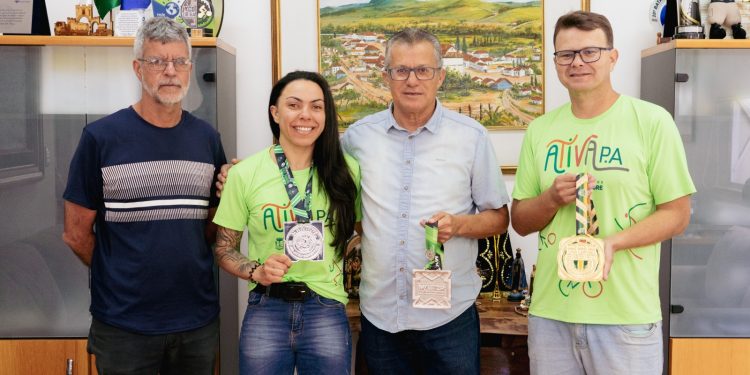 Pouso-alegrense vice-campeã mundial de jiu-jitsu visita Prefeitura